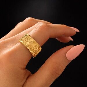 Elegant 18k Plated Textured Ring size 9